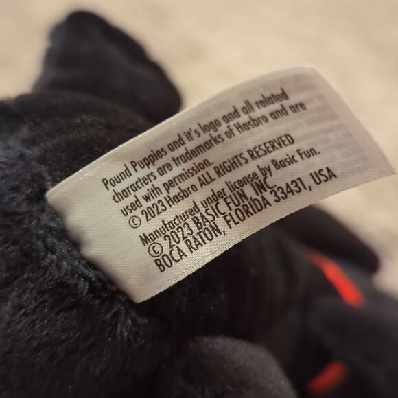 Pound Puppies Lot of 2, Brown long ear, Black Short Ear Hasbro with book - Picture 7 of 8